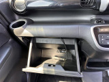 【グローブボックス】大容量のグローブボックスです!!車検証ケース他、日頃使う小物類の収納スペースもたくさんあります!