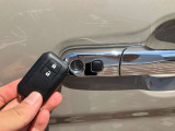 携帯キーを持っておくだけ、車内にあるだけでエンジンをかけることが出来ます。こちらのボタンを押すだけでいちいちキーを探さなくてもエンジンをかかることができるすぐれものです。