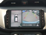 クルマを真上から見下ろしているかのような映像によって、車庫入れや縦列駐車などの駐車時に、自車と駐車位置の関係をひと目で確認でき、スムースな駐車をサポートします。