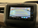 リバースギアに入れるだけで後方の表示へ切り替わります。夜間や雨の日の駐車も楽になりますよ。