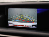 車庫入れや縦列駐車などの際に、後退操作の参考になるガイドラインをモニター画面に表示します。