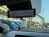 インテリジェントルームミラーです。人や物で視界が遮られてても、車体後部のカメラ映像に切り替えることにより、クリアな後方視界を実現しています。