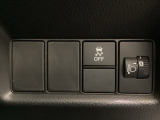 ハンドルの右側にはヘッドライトレベライザーとVSA(ABS+TCS+横滑り抑制)の解除スイッチがついています。ヘッドライトレベライザーは道路状況や積荷の加重に応じてライトの高さを調節できます。