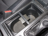 運転席と助手席の間にはドリンクホルダーがあります。取りやすい位置にありますからドライブも楽しくなりますね!