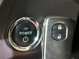 【スマートキー】カバンやポケットに入れたままでもドアの施錠・解錠が可能なスマートキーを装備。エンジンのオン・オフ時もカギを取り出す必要が無いからとっても便利です♪