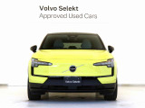 EVエクステリアならではのフロントシールドデザイン、ボルボアイデンティティを進化継承する印象的なトールハンマーライトが、自信に溢れたモダンなフェイスを表現。