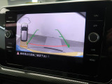 ギアをリバースに入れると車両後方の映像を映し出します。画面にはガイドラインが表示され、車庫入れや縦列駐車などの際に安全確認をサポートします。