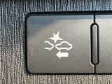 【プリクラッシュセーフティ】前方の車両等を検知し、衝突しそうな時は警報で注意を促し、ブレーキを踏む力をサポート。ブレーキを踏めなかった場合は衝突被害軽減ブレーキが作動、衝突回避をサポートします。