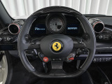 LED付カーボンファイバー製ドライバー・ゾーン。エンジン回転数を光で知らせるLEDが、F1マシンのような高揚感を演出します。