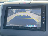 【バックカメラ】運転が苦手な方も車庫入れラクラクです!ギアをリバースに入れれば自動的に切り換わりますので、面倒な操作は不要です♪狭い駐車場もお車を傷つけず安心ですね!