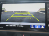【リアカメラ】リバースに入れるだけで後方の映像が映ります。安全確認や、狭い駐車場での車庫入れ、雨の日や夜間など視界の悪い時に便利です。安全にバックする為には欠かせない装備です。