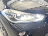 ●LEDヘッドライト:夜間走行時も良好な視界を確保し安心して運転できる高輝度LEDヘッドライトを装備!点灯速度が早く、消費電力も抑えられています。