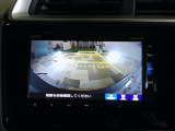 バックカメラの画像です。ガイドラインがスムースな車庫入れをサポートいたします。車庫入れの安心感がアップしますね。