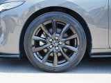 18インチ純正アルミホイールを装備。タイヤサイズは215/45R18となります。