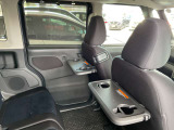 運転席シートと助手席シートの後ろ側にテーブルがあり便利です!