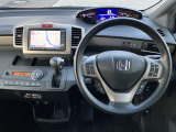 ホンダメーカーナビなので車と一体感があります。