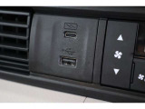 USBオーディオ用ソケットがついていますので携帯電話などを接続すれば音楽等の再生が可能です!充電用ソケットもございます♪