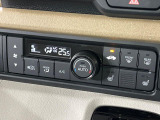 【オートエアコン】一度お好みの温度に設定すれば、車内の温度を検知し風量や温度を自動で調整。暑い&hellip;寒い&hellip;と何度もスイッチ操作をする必要はありません。快適な車内空間には必須の機能ですね♪