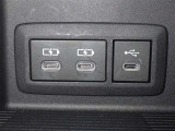 充電用USB端子付き。スマートフォンなどの充電に便利です。