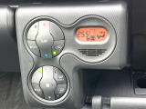 【オートエアコン】一度お好みの温度に設定すれば、車内の温度を検知し風量や温度を自動で調整。暑い&hellip;寒い&hellip;と何度もスイッチ操作をする必要はありません。快適な車内空間には必須の機能ですね♪