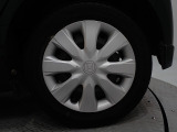 ホイールは車のデザインにマッチした専用タイプです。