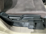 シートハイトアジャスターが付いているので運転姿勢を調整するのに便利ですね。身長に合ったシートポジションは安全運転や疲労軽減にもつながります。