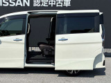 両手が塞がっていても足先をスッと入れてサッと引くだけで自動開閉する「ハンズフリーオートスライドドア(両側)」!両手で荷物や眠ったお子様を抱えていてもドアハンドルに触れずにスマートに開け閉めできます♪