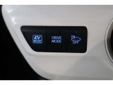 EVモードや、気分や走行状況に合わせて切替えられるドライブモードセレクトを装備。車の接近を音で知らせる車両接近通報装置は、早朝や深夜の帰宅など静かに走りたい場合には車にOFFボタンでオフできます。