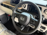 【ステアリングスイッチ】が付いており運転中に前方から目線をそらすことなくオーディオ等の操作が可能なので安心・快適にカーライフをお楽しみいただけます。