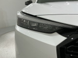 LEDヘッドライトは、点灯の瞬間から最大光量を発揮し、突然暗くなるトンネルなどでの安定感を高めます。