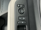 狭い駐車場で便利な電動格納ドアミラーが付いています。