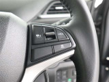 ステアリングスイッチ付き。前方から目を離すことなく操作することが可能です。