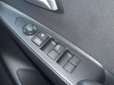 【オート電動格納ドアミラー】鍵の開け閉めと連動し、ドアミラーが開閉してくれます!ミラーを見るだけで、お車の施錠確認が出来るので、便利です♪もちろん連動をOFFにすることも出来ます。