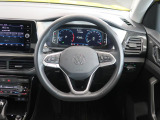 Volkswagen全車共通の上質な本革を使用した手触りのしっとりとしたステアリングです。唯一素肌が触れるハンドルは上位モデルと同じ握り心地になっております。
