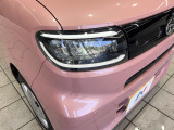 【LEDヘッドライト】悪天候や夜間走行時も良好な視界を確保し安心して運転できる高輝度LEDヘッドライトを装備!点灯速度が早く、消費電力も抑えられています。