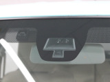 【レーダーブレーキサポート】レーザーやミリ波レーダーで前方の車両を検知し、衝突の危険がある場合に警報やブレーキを作動させて事故の回避や被害軽減を図ります。