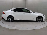 歩行者検知機能付衝突回避支援型プリクラッシュセーフティ、LDA、AHB、レーダークルーズコントロールをセットにした「Lexus Safety System +」を装備しています。