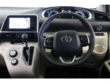 サテンメッキが施されたシフトベゼルや本革巻きのシフトノブとステアリングで上質感のある運転席廻りです。ステアリングは【新品】に交換してあります。本革ですので使うほどに手に馴染んできますよ。