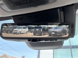 【デジタルインナーミラー】車両後方カメラの映像をルームミラーに映すことが出来ます。 そのため、後席に人や荷物があって後方が見えづらい場合でもしっかり視界を確保することが出来ます。