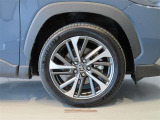 純正のアルミホイール装着車です。タイヤサイズは225/50R18です。