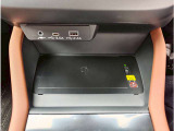 運転席周辺にはワイヤレスチャージャーを搭載★