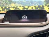 【8.8インチマツダコネクト】車内の雰囲気にマッチした大型のディスプレイ。スマホ接続でのナビ使用やBluetooth再生等、様々な機能が楽しめます。直感的なダイヤル操作が可能で、使い勝手も良好です。