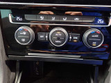 2ゾーンフルオートエアコンを装備。運転席と助手席、それぞれ独立して温度の設定ができます。