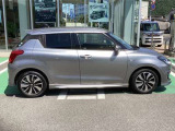 Bピラーのつかみやすい位置に乗降グリップを装備。リヤシートの乗り降りをサポート。