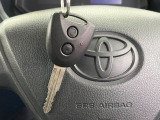 【キーレス】少し離れた場所からでもボタン一つでドアの開錠・施錠ができるのでとっても便利!ドアの鍵穴周りに傷をつけることもありません♪