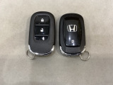スマートキーを装備しています。鍵を差し込むことなくドアロックの開け閉めと、スタートボタン操作でのエンジンスタートができます。スペアキーも同じものを用意しております。