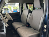 フロントシートはベンチシートです。インパネシフトで足元は広々。運転席と助手席はウォークスルーできます。