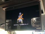 【14型有機ELフリップダウン】三列目からでも迫力のエンタメが観れる大画面フリップダウン。有機ELのモニターでは、一般的なフリップダウンよりも高コントラストでキレイな映像を楽しめます。