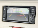 【バックガイドモニター】車両後方の映像をナビ画面に表示し、駐車などの後退操作をサポートします。