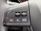 ステアリングの左側には、主にオーディオ類の操作スイッチがございます。運転中に、ハンドルから手を離さずにオーディオ操作が可能です。